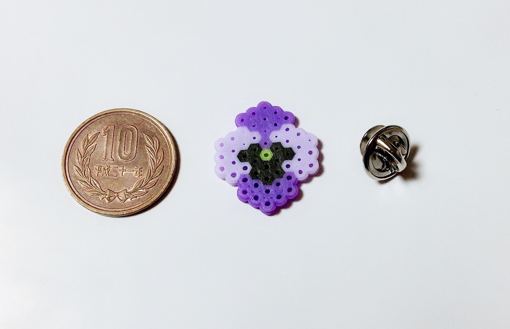 パンジーのピンバッチ
