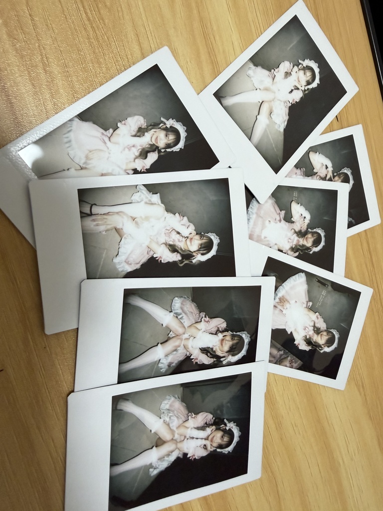 ピンクメイドチェキ