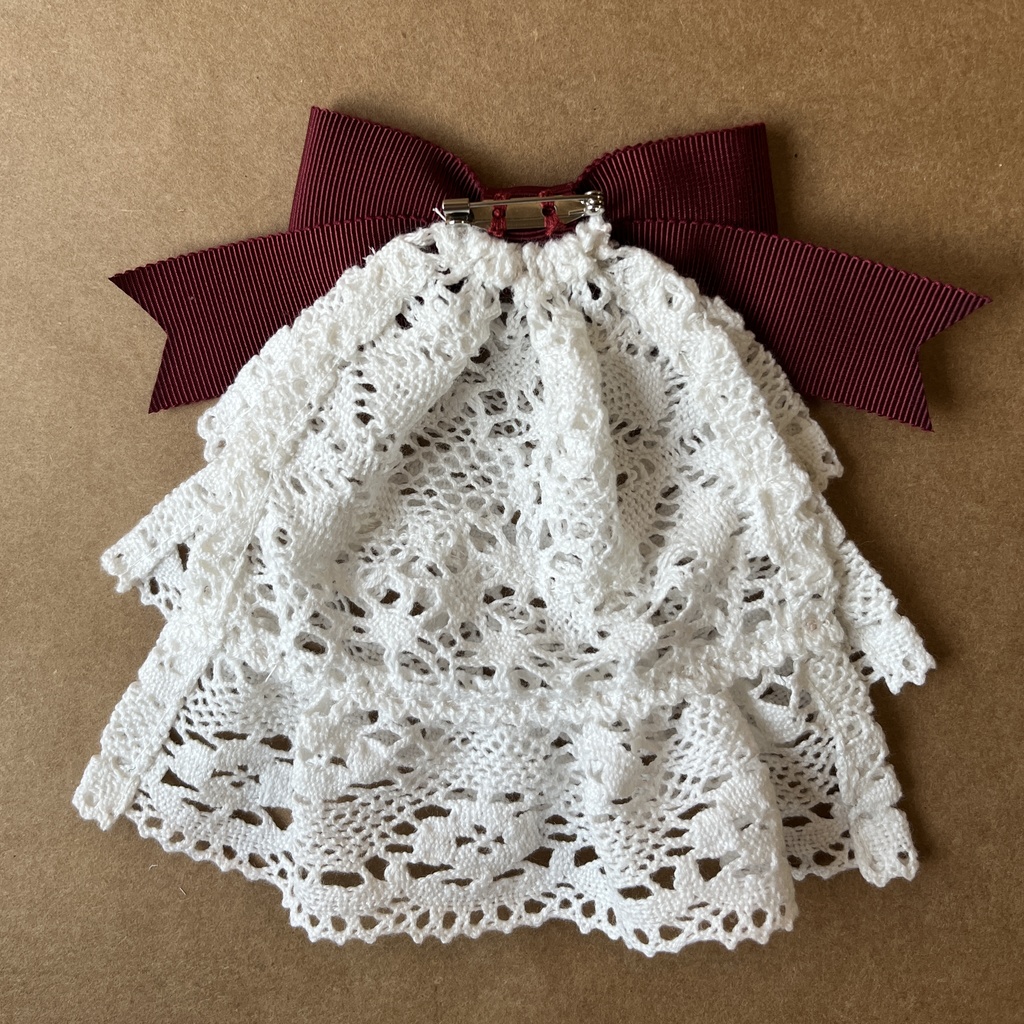 トーションレースのジャボブローチ