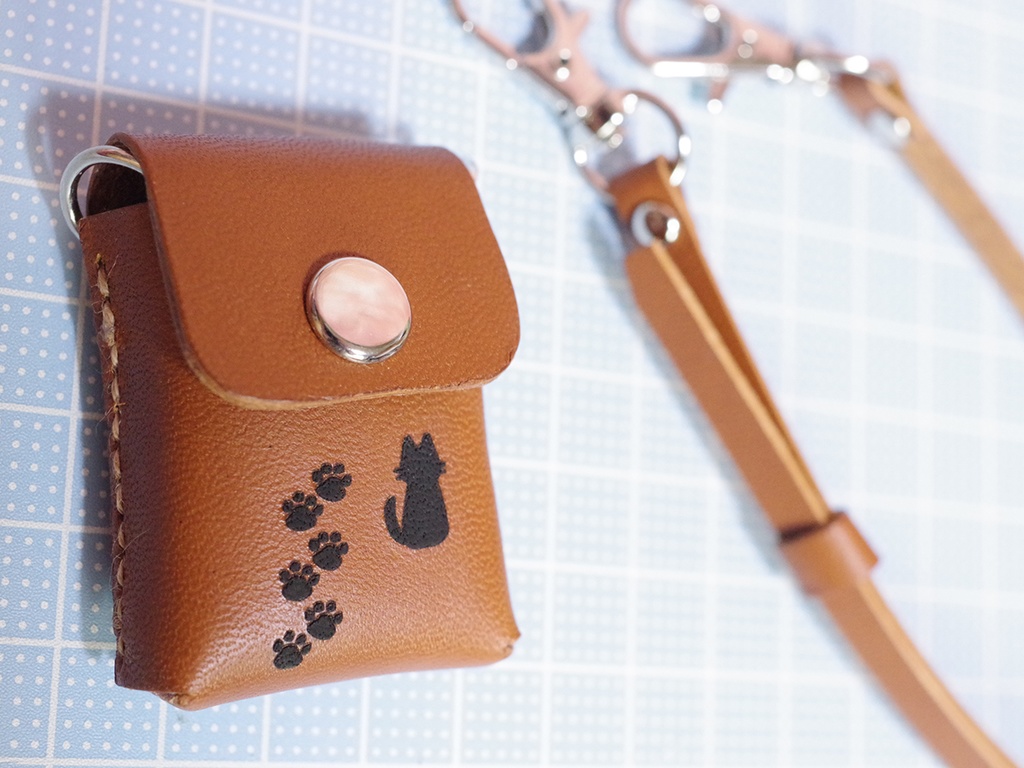 猫柄・革のショルダーポーチ(ブラウン) 1/3ドール用品