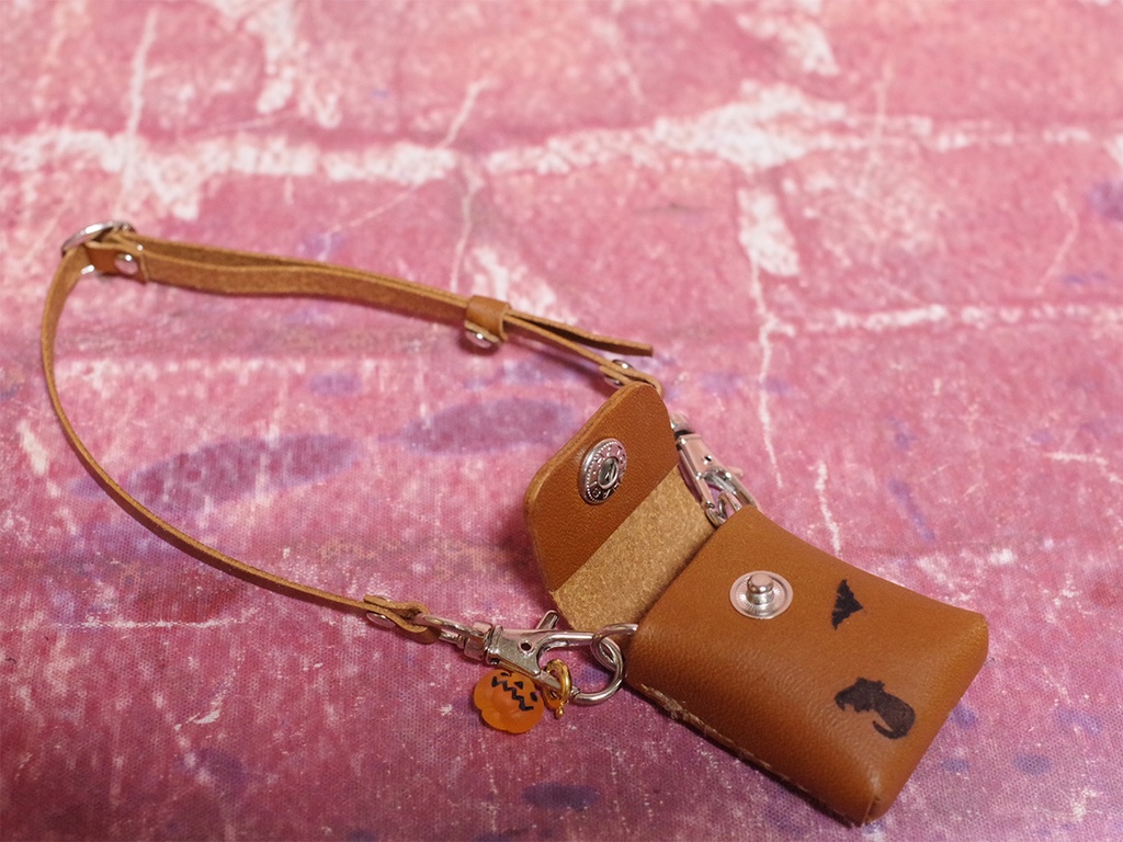 猫柄・革のショルダーポーチ(コウモリ・ブラウン) 1/3ドール用品