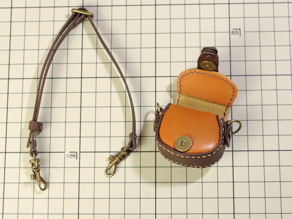 1/3ドール用革のショルダーバッグ(キャメル・マグネット)