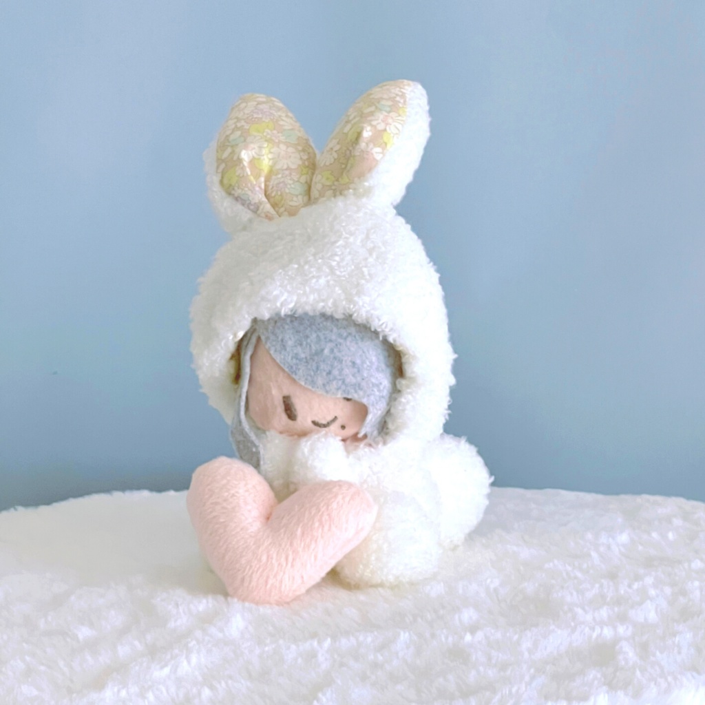 うさぎのおすわり着ぐるみ(10㎝マスコットぬいぐるみサイズ)+ハートのクッション