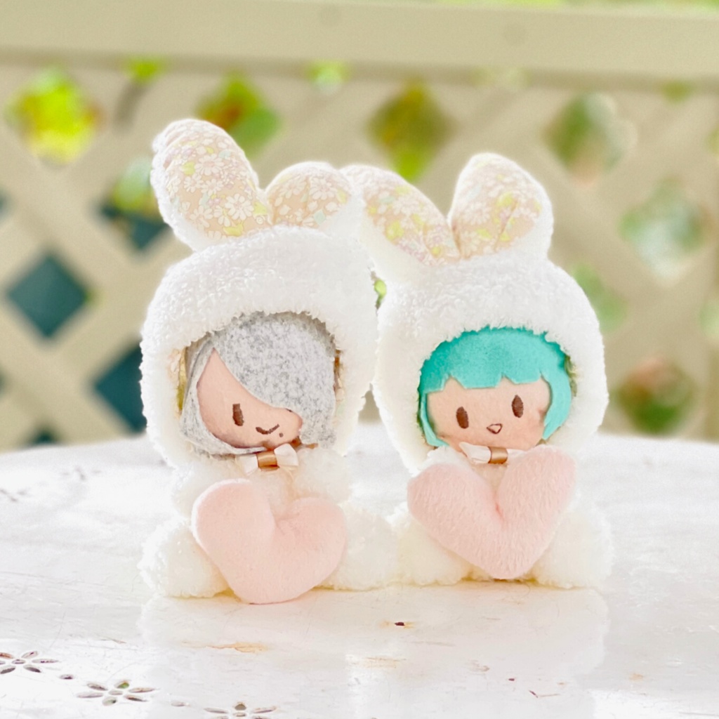 うさぎのおすわり着ぐるみ(10㎝マスコットぬいぐるみサイズ)+ハートのクッション