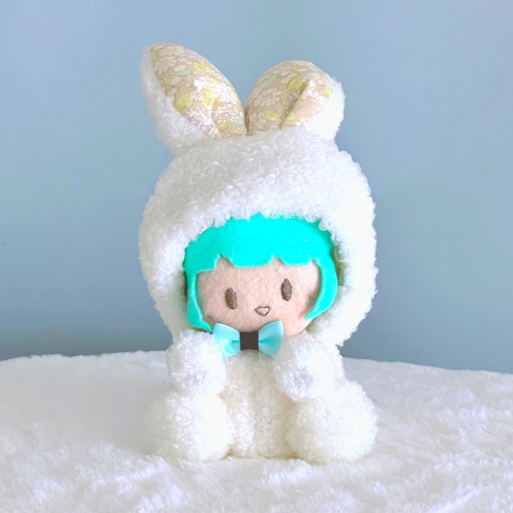 うさぎのおすわり着ぐるみ(10㎝マスコットぬいぐるみサイズ)+ハートのクッション