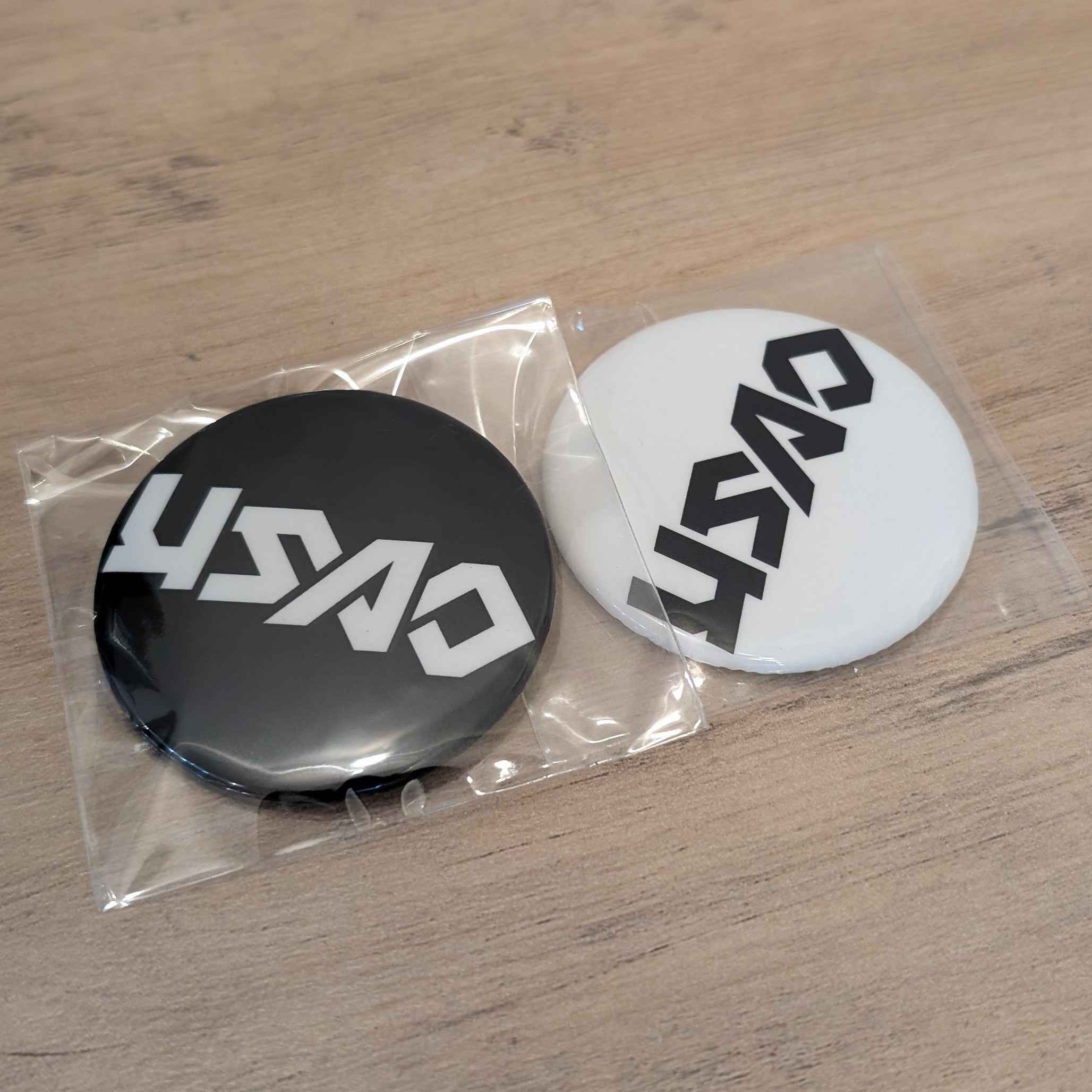 USAO ロゴ缶バッジ(57mm)