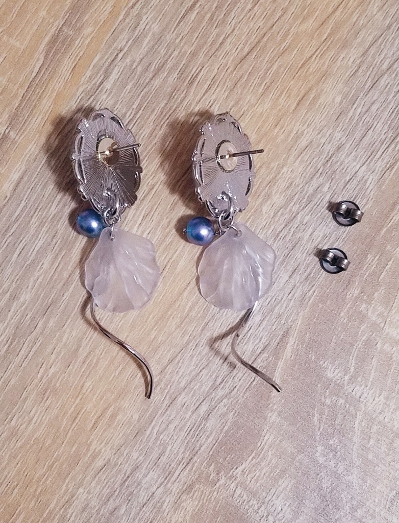 オクタヴィネルイメージピアス