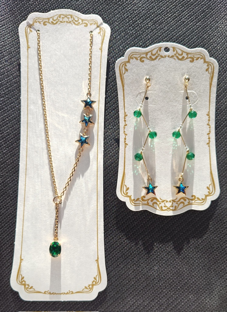 《ゴールド》　星とエメラルドのネックレス&ピアス(イヤリング可)