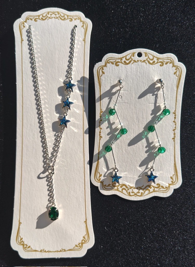 《シルバー》　星とエメラルドのネックレス&ピアス(イヤリング可)