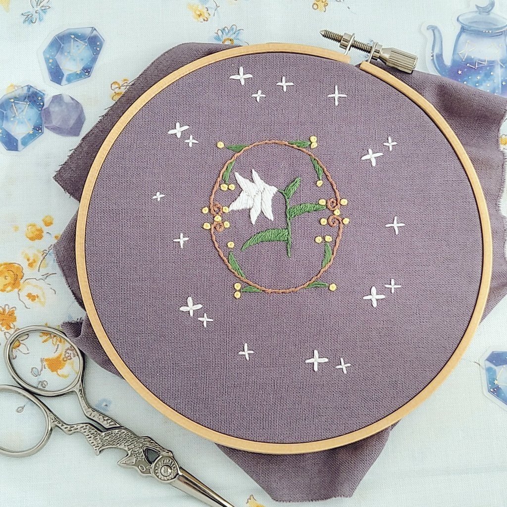 百合の刺繍図案（アレンジ）