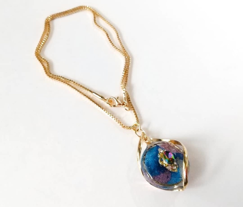 紫陽花とストーンのネックレス