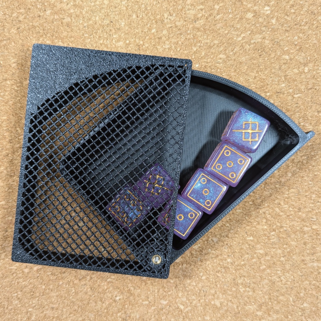ダイスケース(ブラック) スリーブと同サイズでデッキケースに入る!