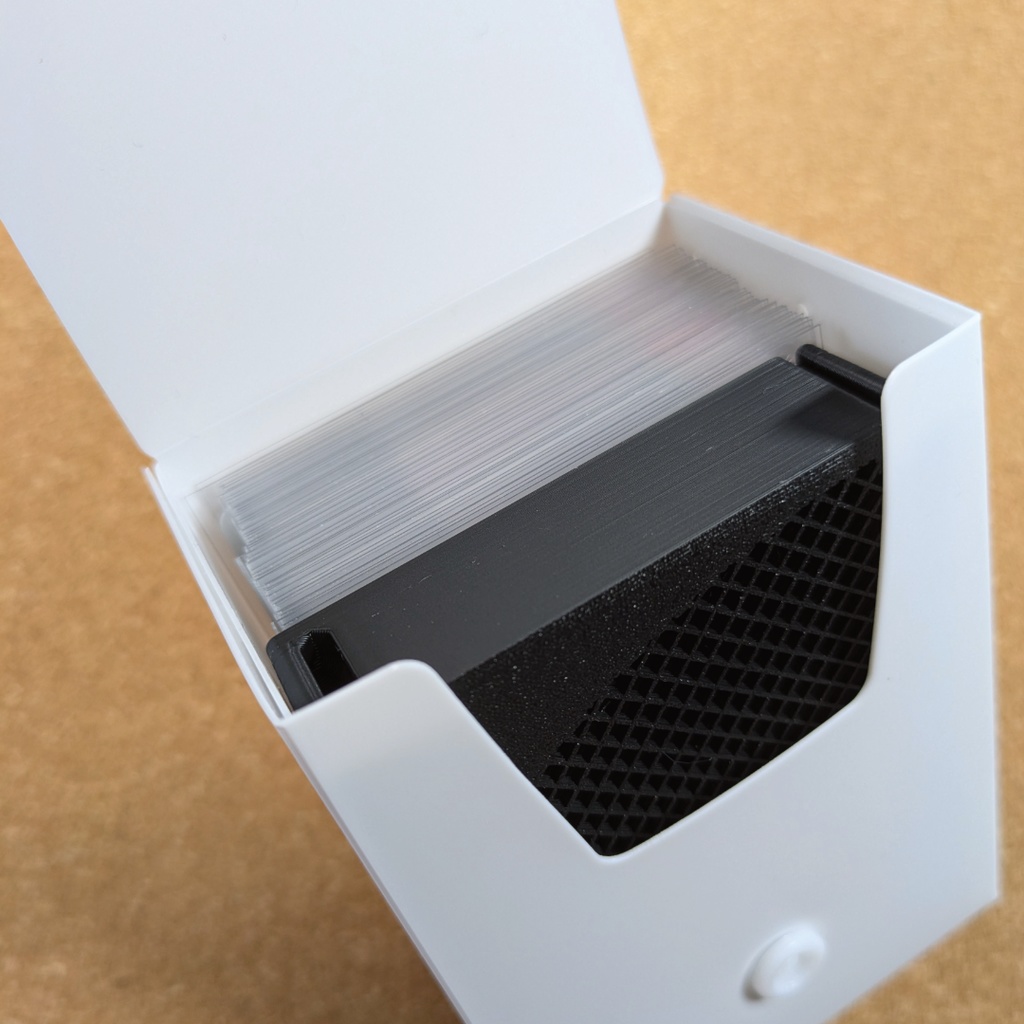 ダイスケース(ブラック) スリーブと同サイズでデッキケースに入る!