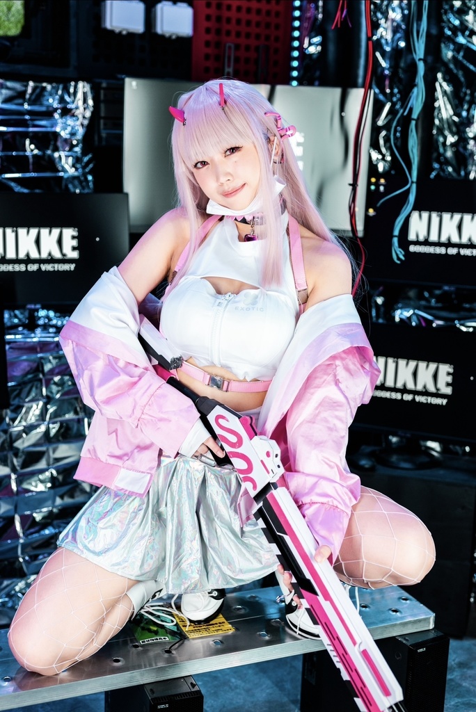 NIKKEバイパーコスプレ写真集「Darling?」- NIKKE Cosplay photo book