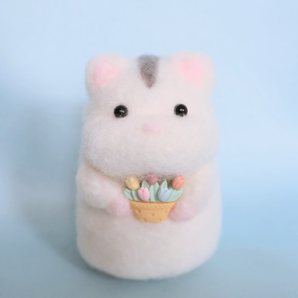 羊毛フェルトのハムスター＊パールホワイトとチューリップの花かご①