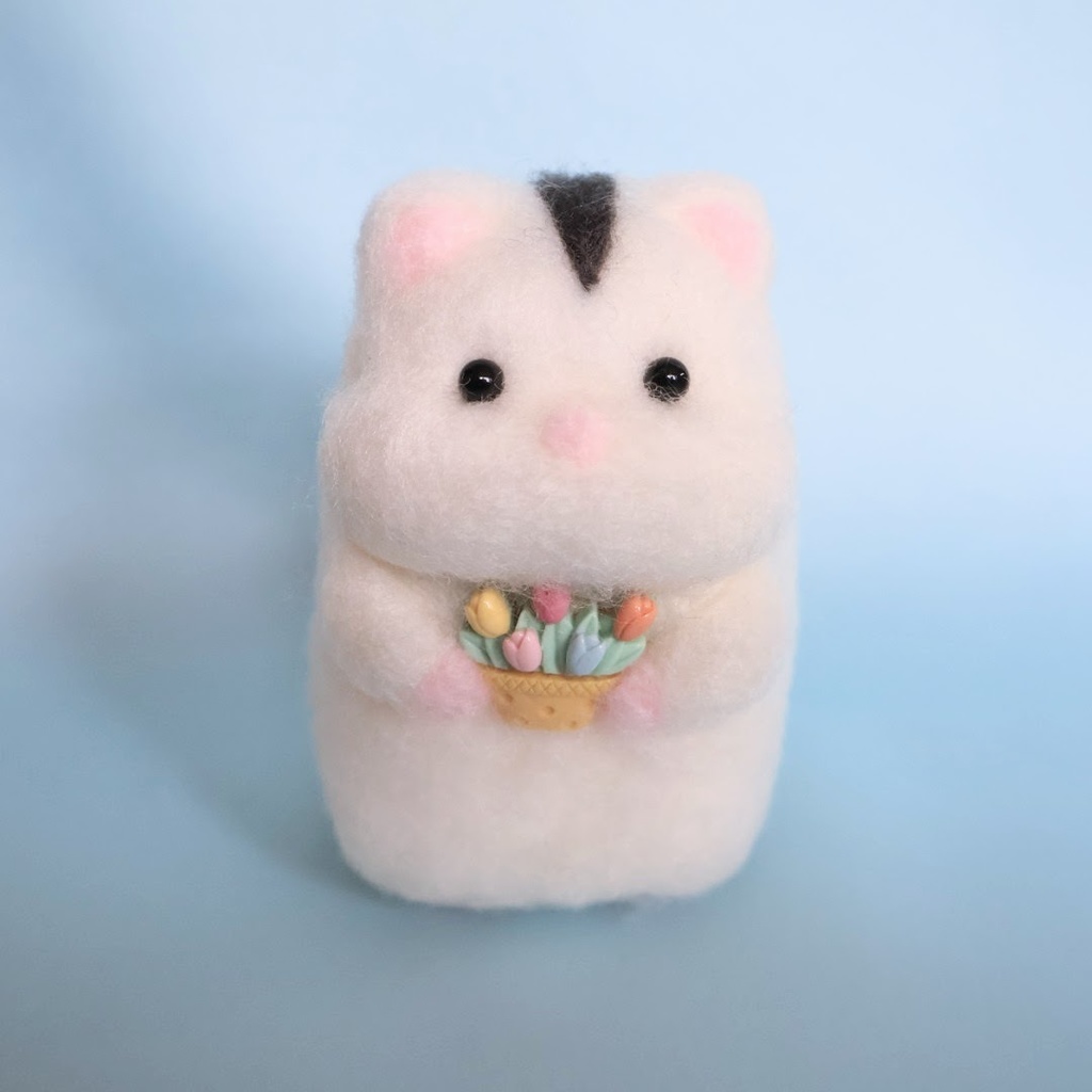 羊毛フェルトのハムスター*パールホワイトとチューリップの花かご②