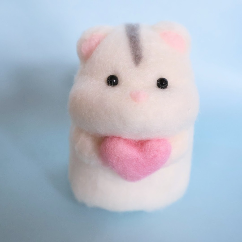羊毛フェルトのハムスター＊パールホワイトとハート①