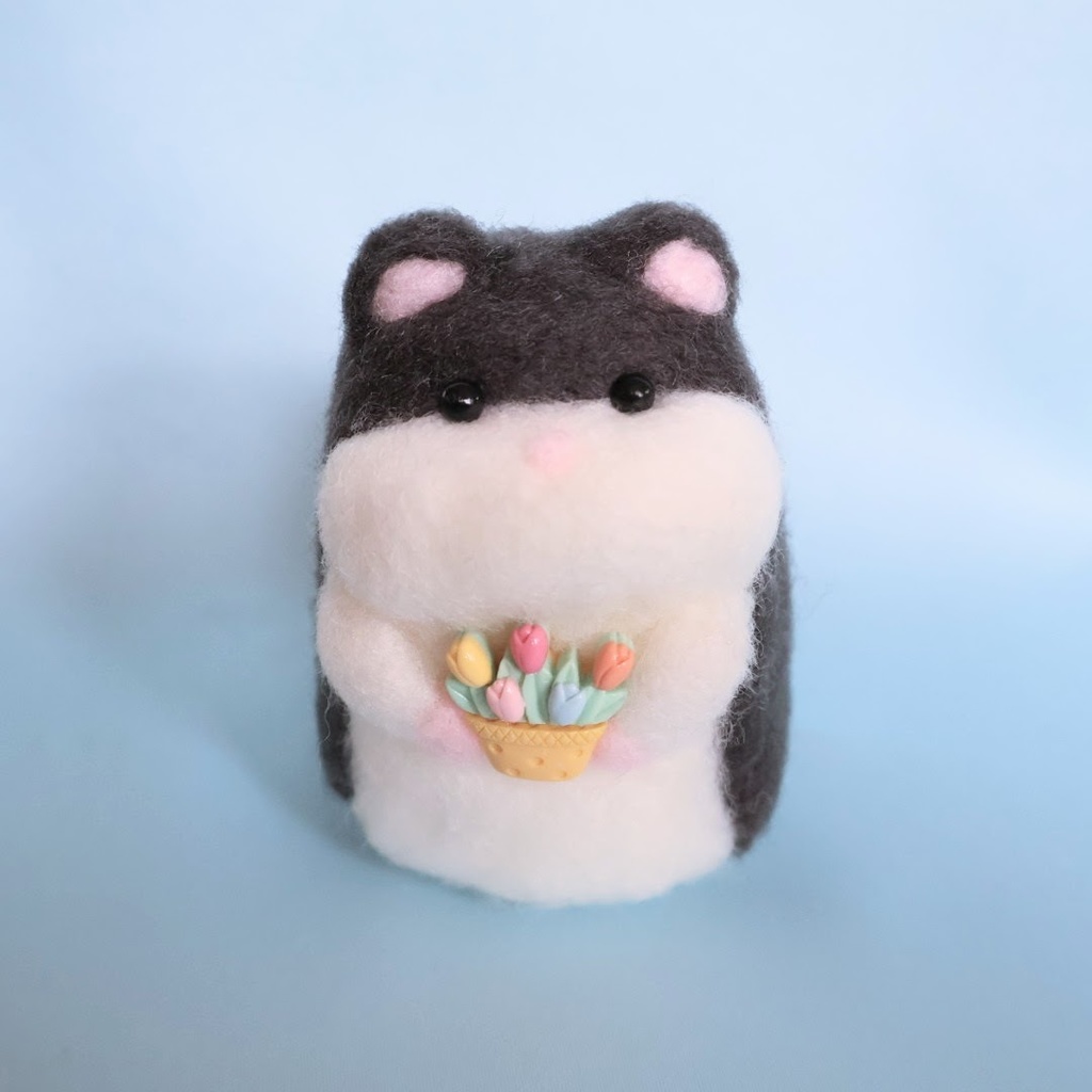 羊毛フェルトのハムスター＊リアルブラックジャンガリアンとチューリップの花かご