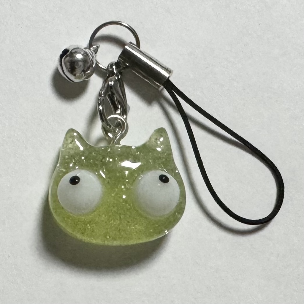 デメにゃんストラップ　ペリドット