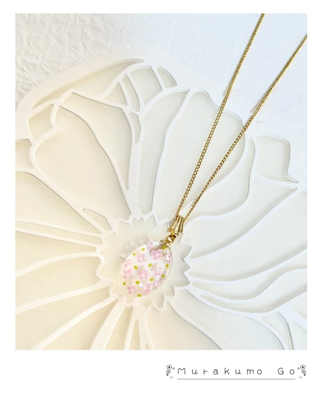 江イメージ手描きレトロ風花柄ペンダント