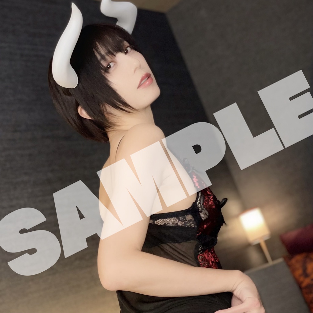 【限定豪華特典付き】乃亜サマキュバス写真集【サイン・シリアルナンバー入り】