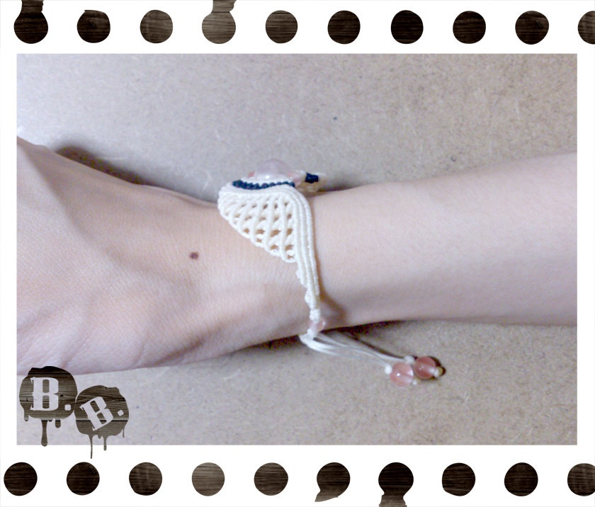 比翼の渦翼ブレスレット【アイスローズクォーツ】【ナチュラルホワイトコードxブラックコード】【ハンドメイドアクセサリー】