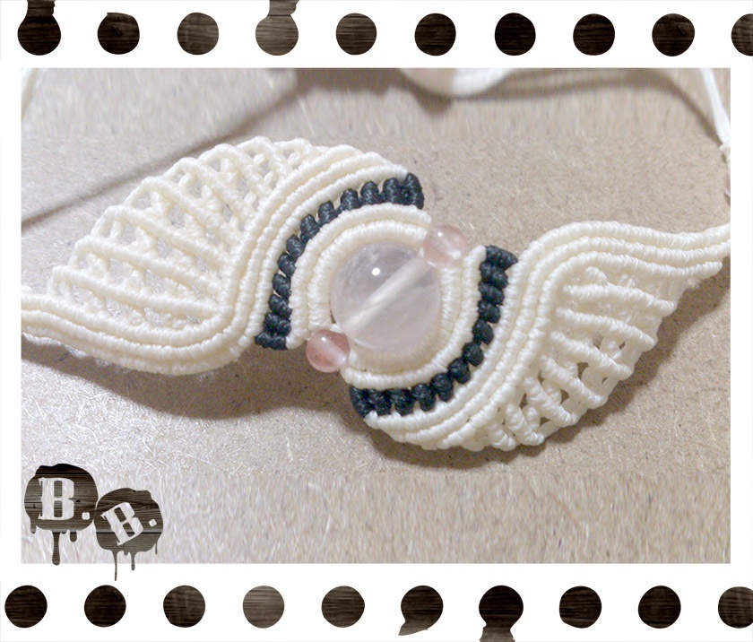 比翼の渦翼ブレスレット【アイスローズクォーツ】【ナチュラルホワイトコードxブラックコード】【ハンドメイドアクセサリー】