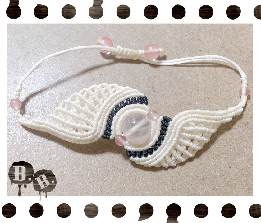 比翼の渦翼ブレスレット【アイスローズクォーツ】【ナチュラルホワイトコードxブラックコード】【ハンドメイドアクセサリー】