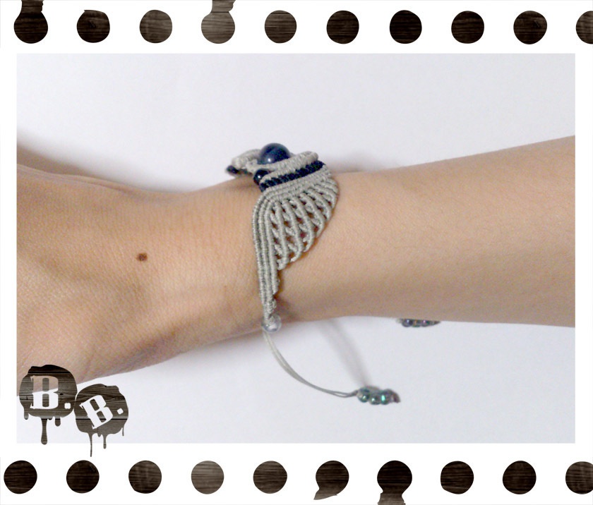 スパイラルウィングブレスレット【ソーダライト】【シルバーグレーコードxブラックコード】【ハンドメイドアクセサリー】
