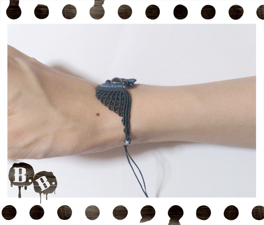 比翼の渦翼ブレスレット【ブラックルナフラッシュ】【ブラックコードxブルーグラデコード】【ハンドメイドアクセサリー】