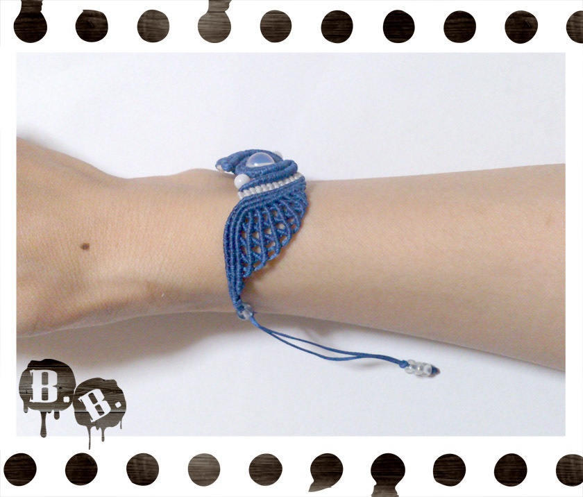 スパイラルウィングブレスレット【オパライト】【ロイヤルブルーコードxホワイトコード】【ハンドメイドアクセサリー】