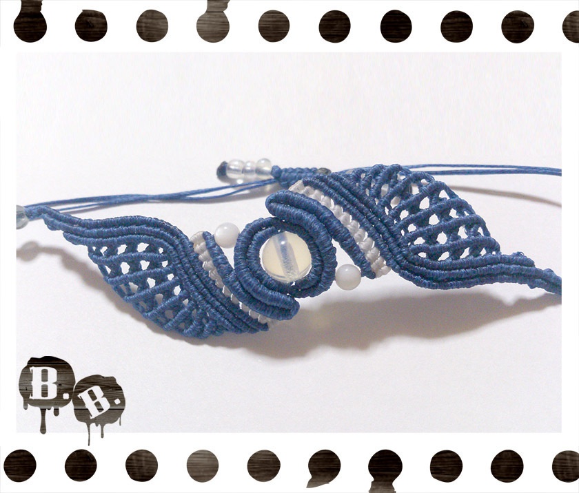 スパイラルウィングブレスレット【オパライト】【ロイヤルブルーコードxホワイトコード】【ハンドメイドアクセサリー】