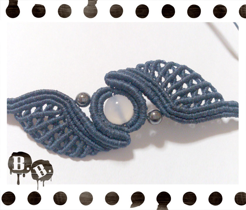 スパイラルウィングブレスレット【ホワイトアゲート】【ダークネイビーコード】【ハンドメイドアクセサリー】