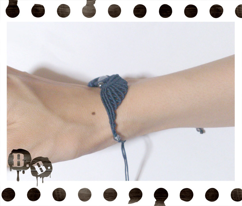 スパイラルウィングブレスレット【ホワイトアゲート】【ダークネイビーコード】【ハンドメイドアクセサリー】