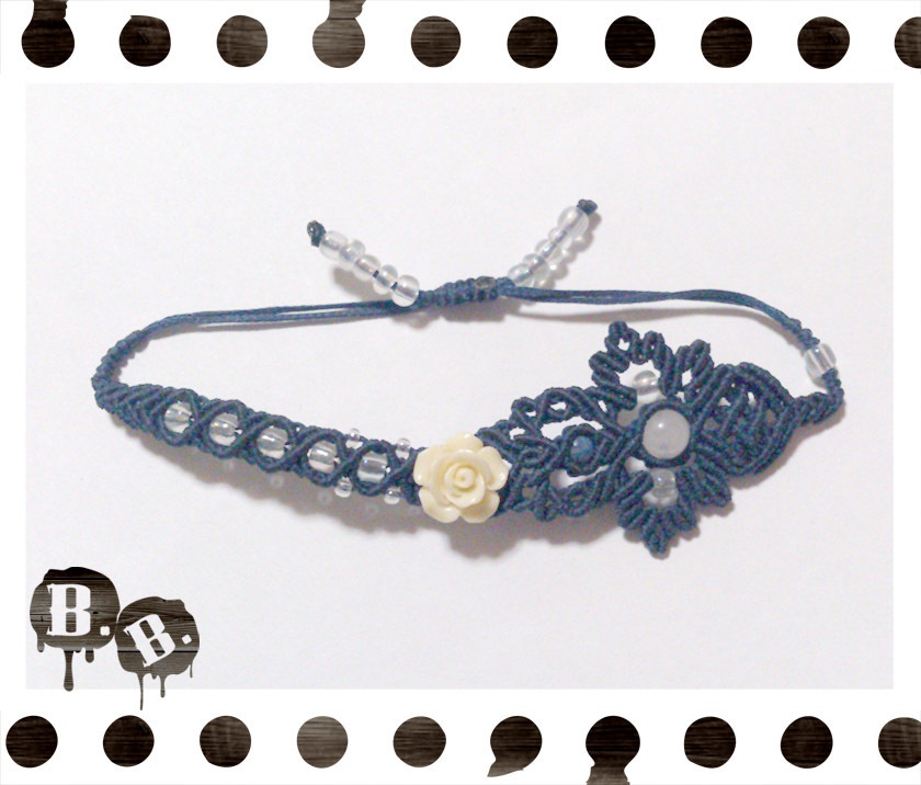 花と蝶蜂のブレスレット【アシンメトリー】【白翡翠】【ダークネイビーコード】【ハンドメイドアクセサリー】