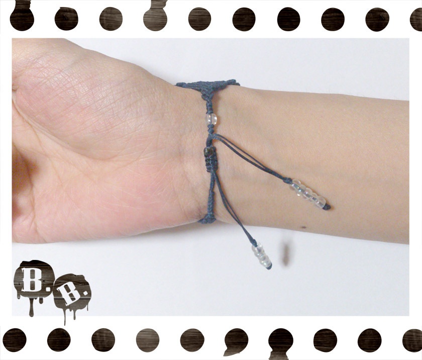 花と蝶蜂のブレスレット【アシンメトリー】【白翡翠】【ダークネイビーコード】【ハンドメイドアクセサリー】