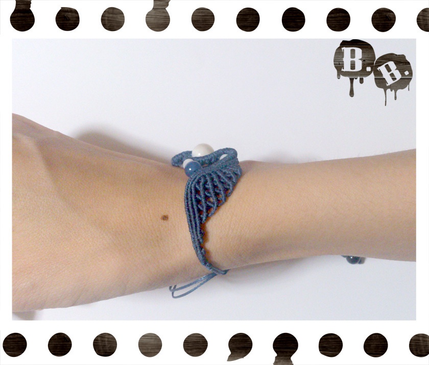 スパイラルウィングブレスレット【マザーオブパール】【ネイビーコード】【ハンドメイドアクセサリー】