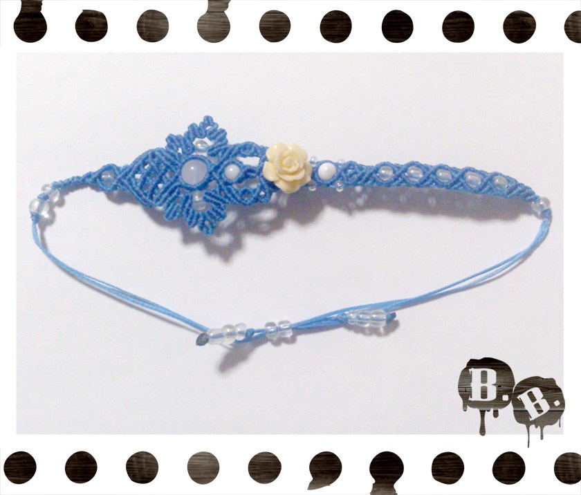 花と蝶蜂のブレスレット【アシンメトリー】【白翡翠】【スカイブルーコード】【ハンドメイドアクセサリー】