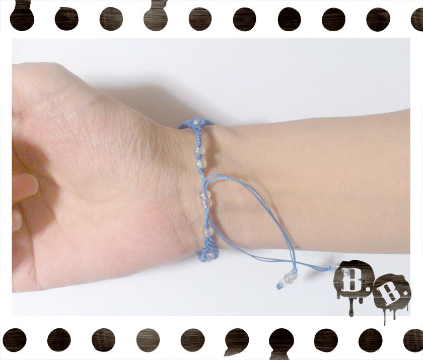 花と蝶蜂のブレスレット【アシンメトリー】【白翡翠】【スカイブルーコード】【ハンドメイドアクセサリー】