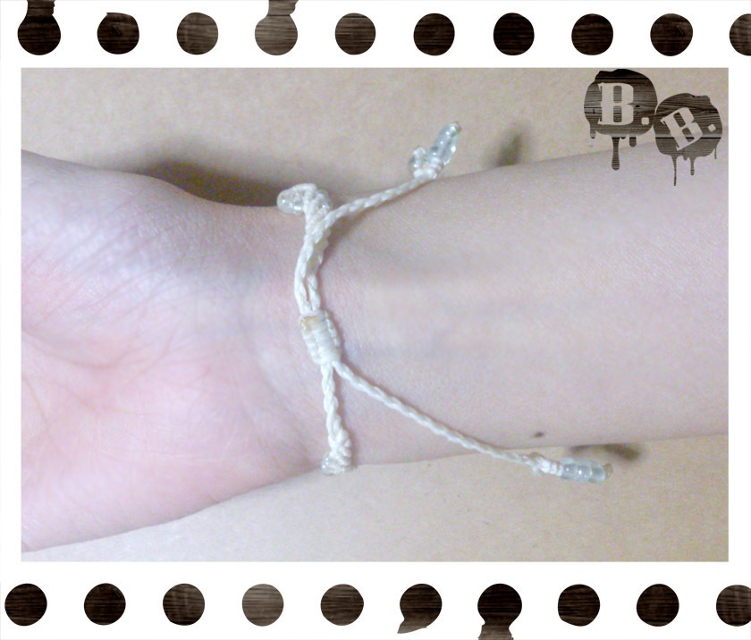 スプラッシュウェーブのブレスレット【ガラスビーズ】【ナチュラルホワイトコード】【ハンドメイドアクセサリー】