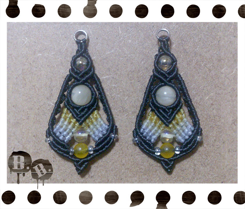 花弁のピアス【アラゴナイト】【イエローグラデxブラック】【ハンドメイドアクセサリー】