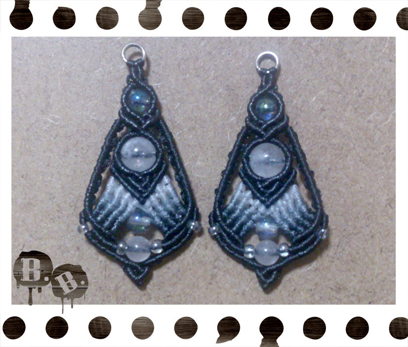 花弁のピアス【ブルームーンストーン】【モノトーングラデｘブラック】【ハンドメイドアクセサリー】