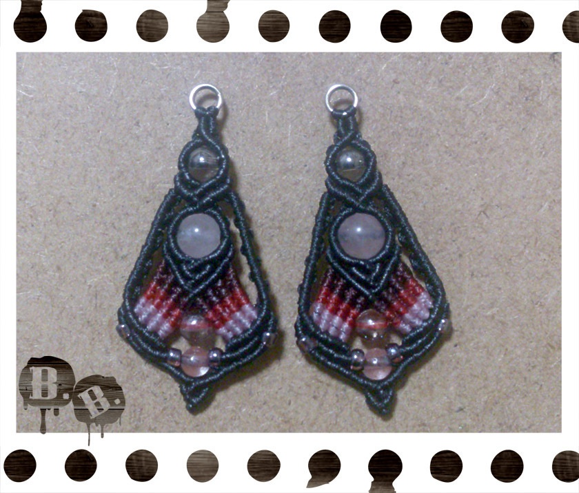 花弁のピアス【ローズクォーツ】【レッドグラデｘブラック】【ハンドメイドアクセサリー】