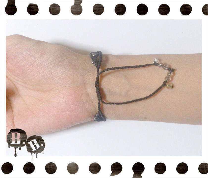 ドロップウェーブブレスレット【ガラスビーズ】【ブラックコード】【ハンドメイドアクセサリー】