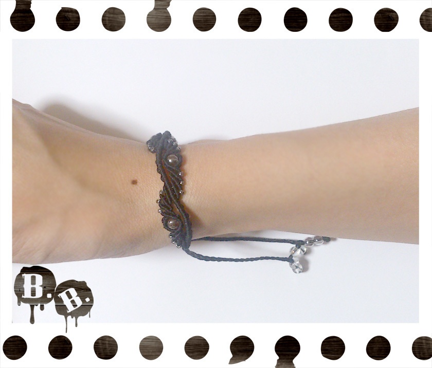 ドロップウェーブブレスレット【ガラスビーズ】【ブラックコード】【ハンドメイドアクセサリー】