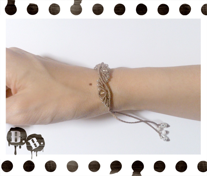 ドロップウェーブブレスレット【ガラスビーズ】【ライトブラウンコード】【ハンドメイドアクセサリー】