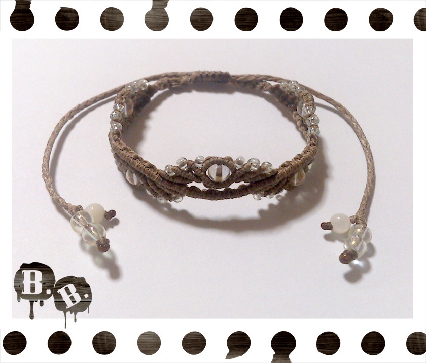 ドロップウェーブブレスレット【ガラスビーズ】【ライトブラウンコード】【ハンドメイドアクセサリー】