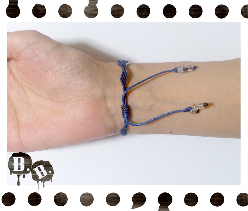 ドロップウェーブブレスレット【ガラスビーズ】【ロイヤルブルーコード】【ハンドメイドアクセサリー】