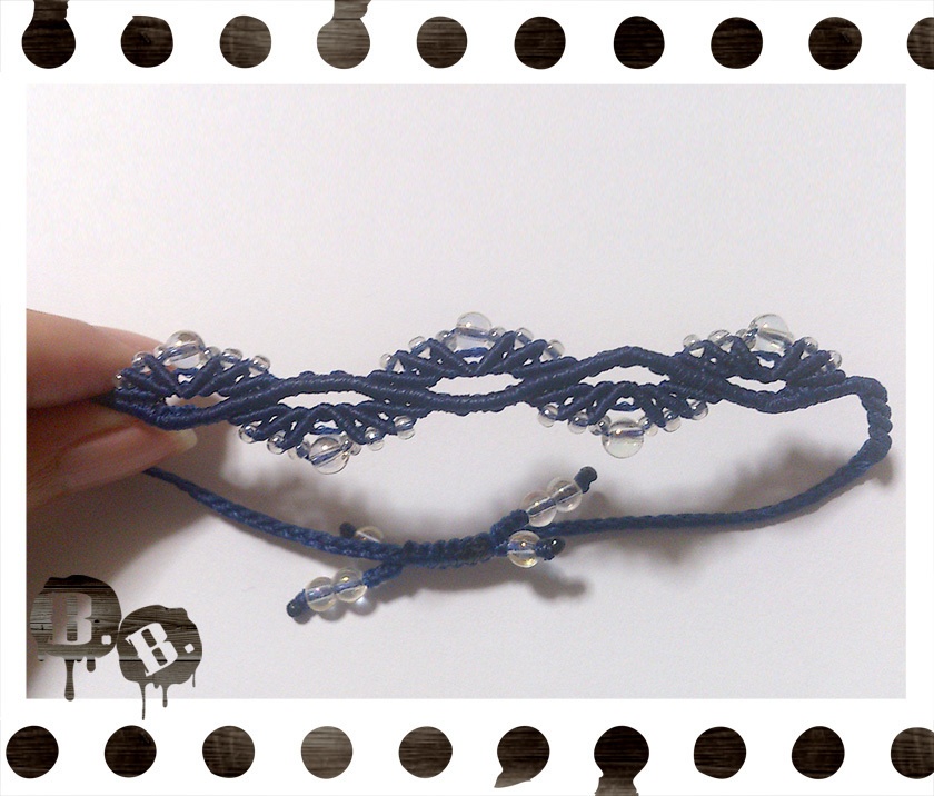ドロップウェーブブレスレット【ガラスビーズ】【ロイヤルブルーコード】【ハンドメイドアクセサリー】