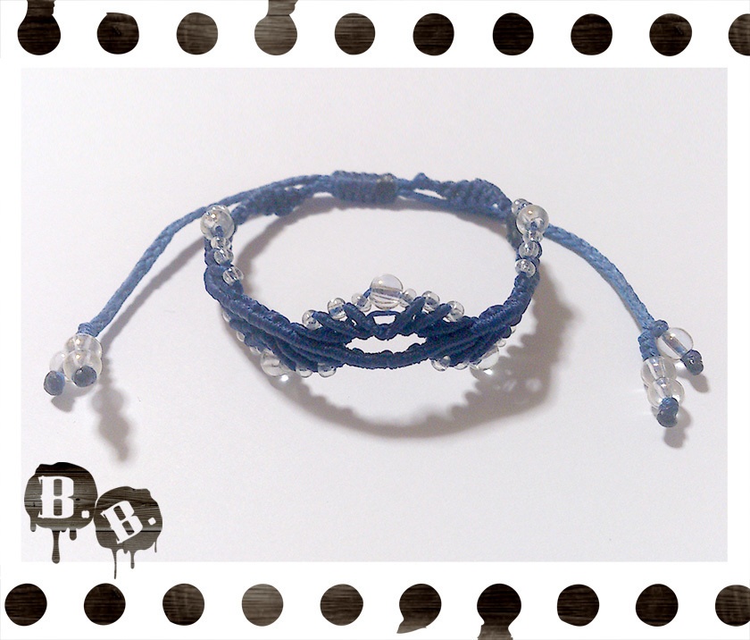 ドロップウェーブブレスレット【ガラスビーズ】【ロイヤルブルーコード】【ハンドメイドアクセサリー】